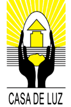 Niños recibiendo cariño y apoyo de voluntarios.