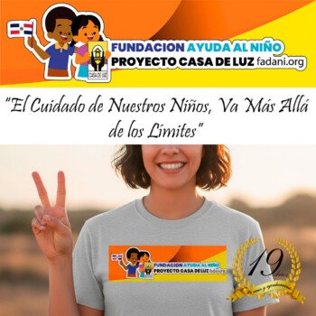 “Unidos por la infancia, construimos esperanza” Niña recibiendo un juguete como regalo solidario.