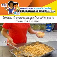 • “El mejor regalo que podemos dar es una infancia segura” Manos solidarias cocinando comida para la infancia en la fundación.