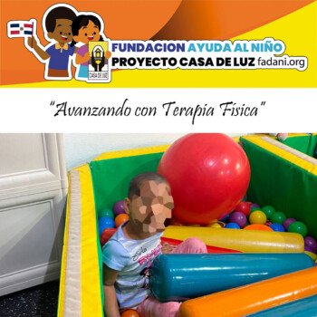 “Pequeños pasos hoy, grandes logros mañana” Grupo de niños jugando en espacios seguros de la fundación.